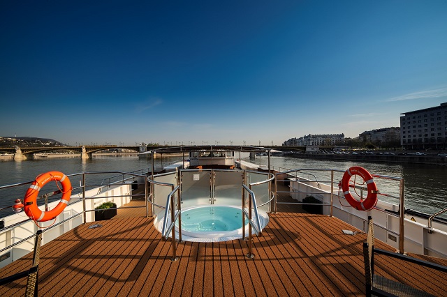 Avalon Waterways Envision_Sky Deck_Whirlpool_