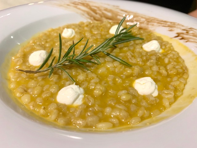 orzotto sfumato al Valpolicella, zucca, rosmarino, mantecato al miso bianco, fiocco di caprino e olio di pistacchi