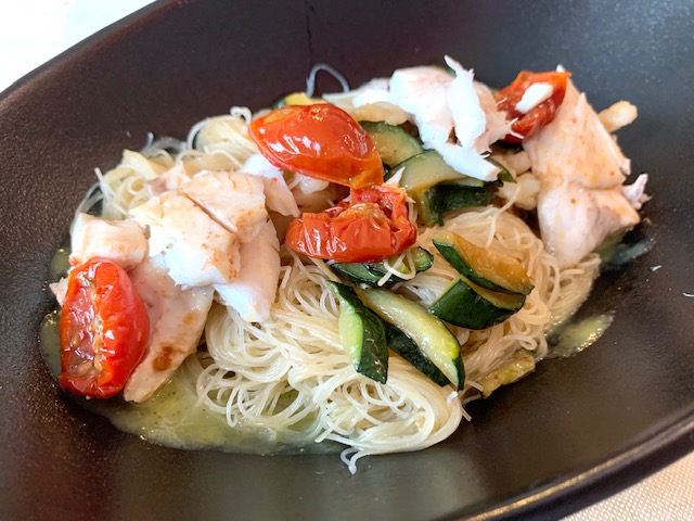 spaghetti di riso con zucchine alla menta, scampi, polpa di branzino ai pomodori e cipolle confit