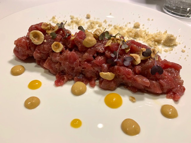 Battuta di vitello bianco dell'Appennino con salsa frutto della passione e nocciola