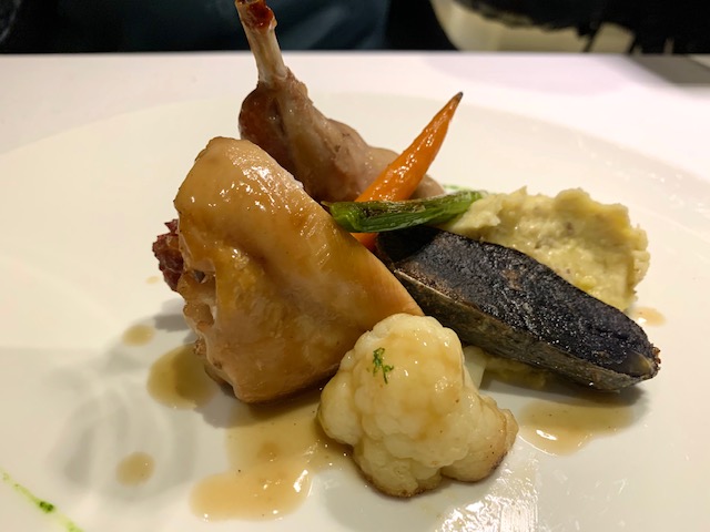 Coscia di coniglio, purea di cicerchia e crema di rucola e senape di Dijon