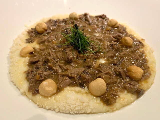 Polenta bianca perla Presidio Slow Food con ragù bianco di lepre e nocciole tostate di Piemonte
