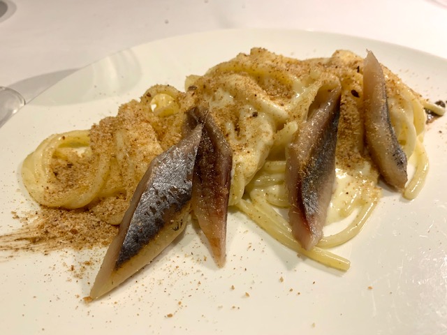 Spaghettoni, pane, burro e sarda affumicata