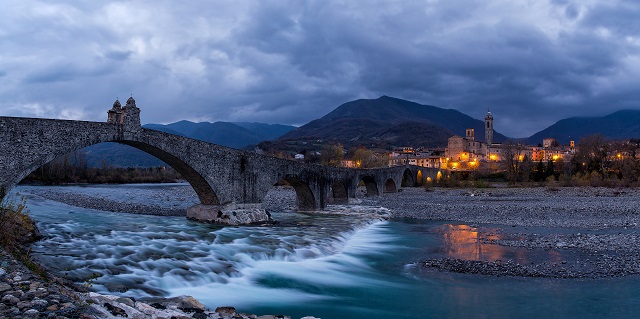 Bobbio, prima dell'Alba, foto di Giacomo Turco, credit Visit Emilia