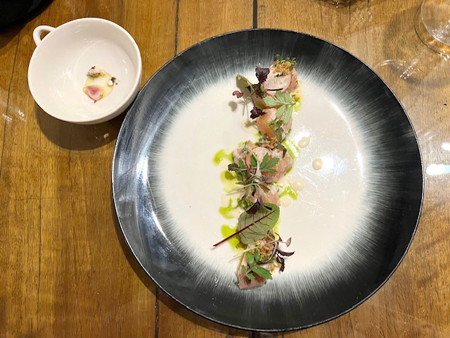 ceviche di trota bianca, salsa al vino bianco e salicornia