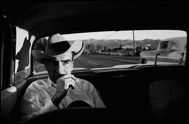 Dennis Stock Montgomery Clift during the shooting of „The Misfits“, Nevada, USA, 1960 © Dennis Stock / Magnum Photos