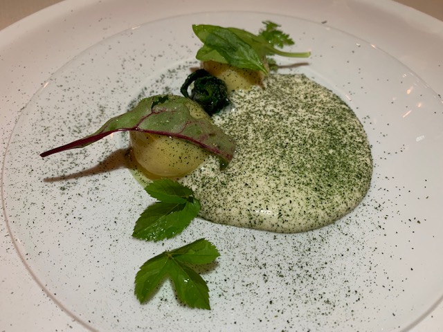 gnocchi di patate, formaggio di malga, spinaci, erbe selvatiche del Fragsburg Soul Garden