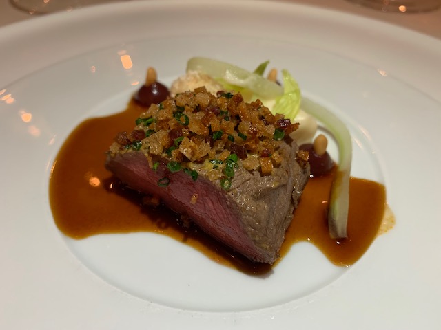 sella di capriolo, pane nero, sedano, gulasch di spalla, polenta al prezzemolo, tè con profumo di ginepro