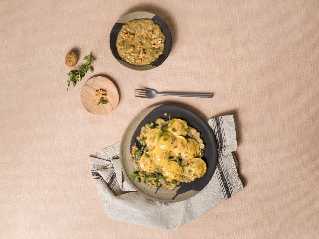 Ravioli gorgonzola e pere Oro Rosso con pesto di noci e maggiorana