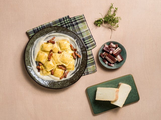 Ravioli zucca e castagne Oro Rosso con fonduta di taleggio e pancetta croccante