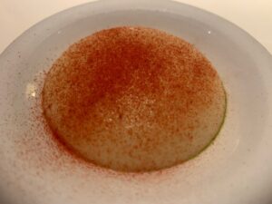Babaganouche spuma di melanzane al sifone, servita con polvere di pomodoro e sesamo dolce