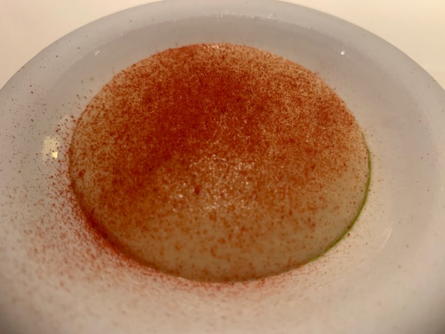 Babaganouche spuma di melanzane al sifone, servita con polvere di pomodoro e sesamo dolce