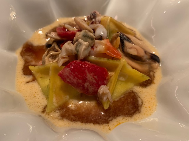 Fagottelli fagottelli all’olio evo con vongole, calamari, tartufi di mare e zuppa di pesce