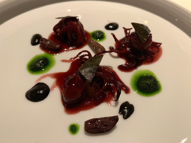 Moscardino Moscardino “quasi alla Luciana”, con prugne, olive e foglie di cappero
