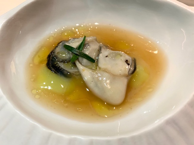 Ostrica ostrica Kys, brodo di radici, gelatina di mela verde