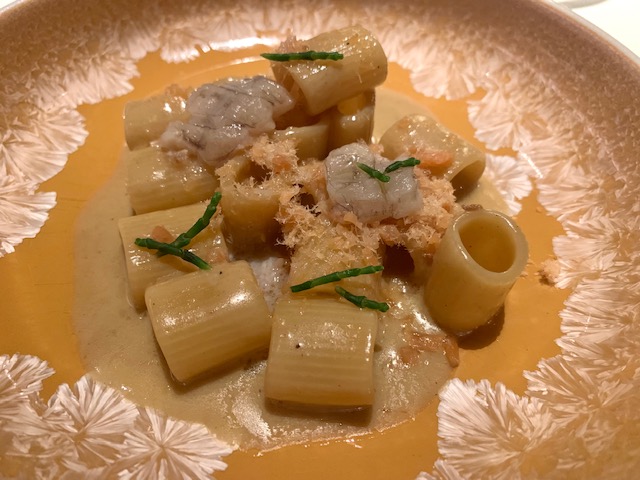 Rigatoni rigatoni mantecati con panna di cicale di mare, salmone grattugiato e asparago di mare