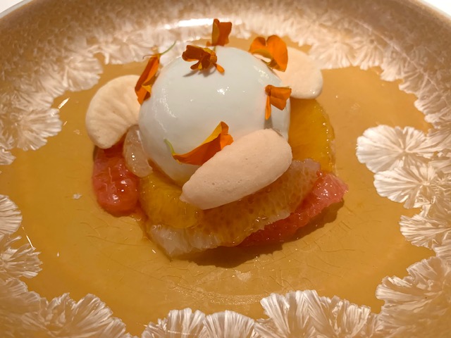 Rocher mousse vegana con latte di cocco biscotto al cocco, insalata di agrumi caramellati