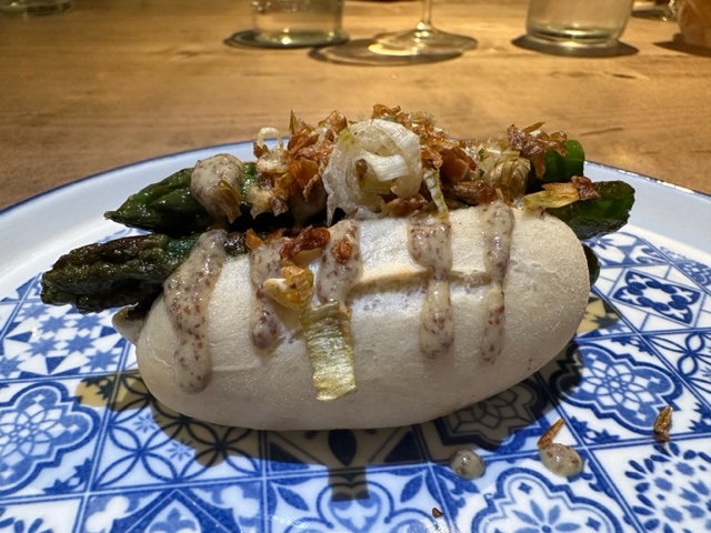 hot dog di asparagi con maionese al limone e cipolle fritte