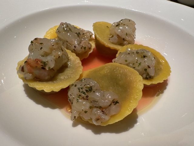 bottoni ripieni di melanzana, scampi e acqua di pomodoro