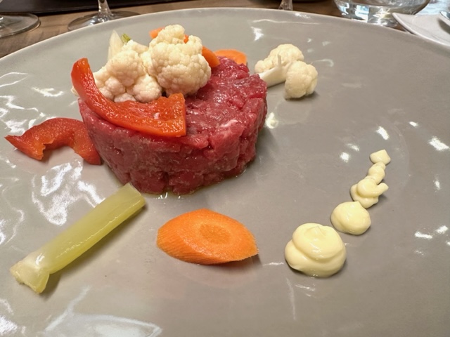 tartare di vacca vecchia con giardiniera