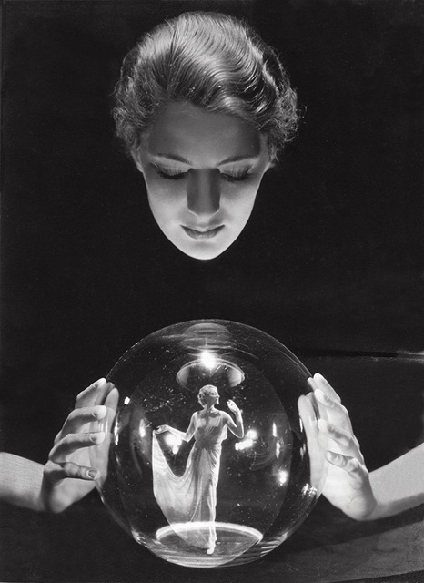 2_George Hoyningen-Huene, Lee Miller and Agneta Fischer, Vogue´s Eye View, 1932, copyright George Hoyningen-Huene Estate Archives