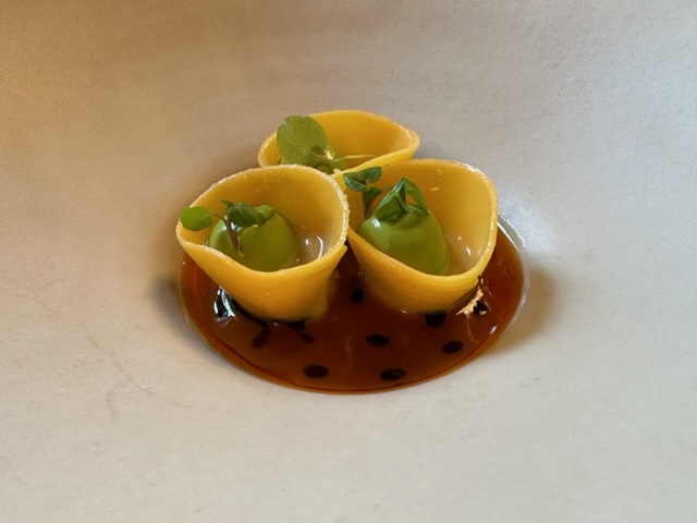 aviolo ripieno di branzino, salsa cacciucco, basilico