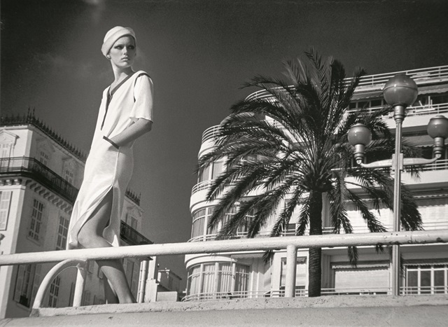 11_Helmut Newton, Patti Hansen in YSL, Promenade des Anglais, Nice 1976, copyright Helmut Newton Foundation, courtesy Condé Nast
