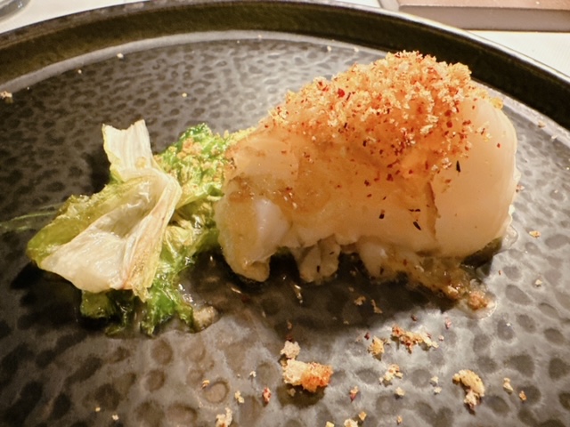 medaglione di rana pescatrice lardellato con crema di broccoli e scarola ripassata