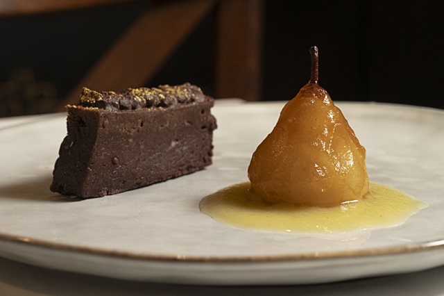 Torta Pisco al cioccolato con pere nane glassate al rhum