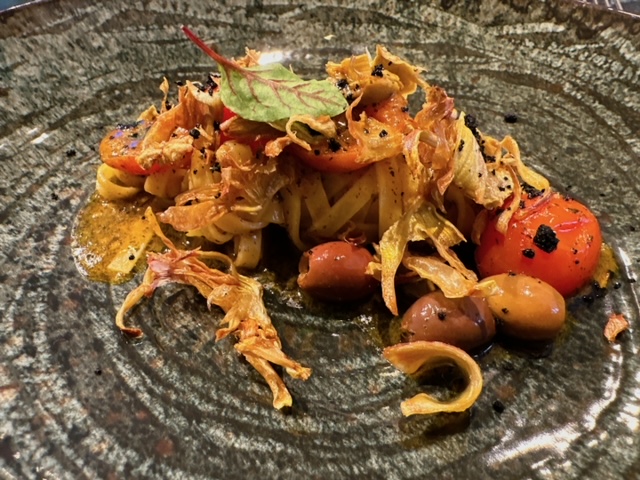 tagliatelle di pasta all'uovo con carciofi