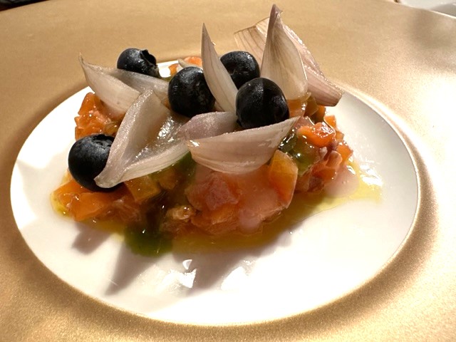 ceviche di trota, scalogno alla brace e mirtilli