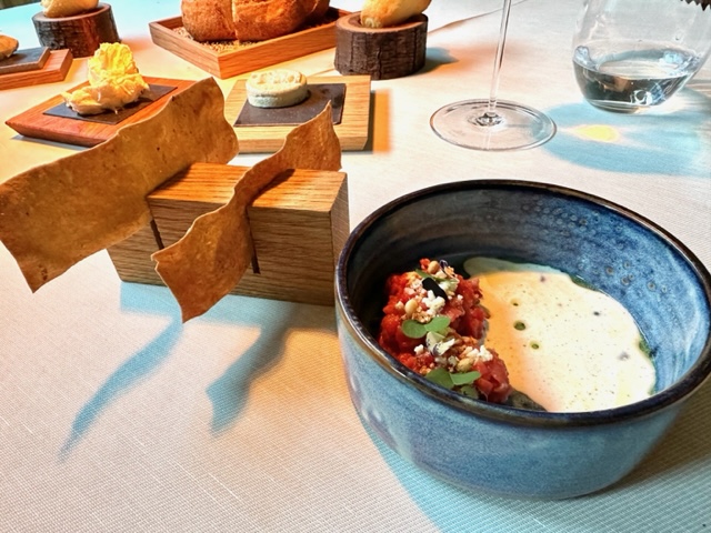 tartare di manzo, cavolfiore in due consistenze