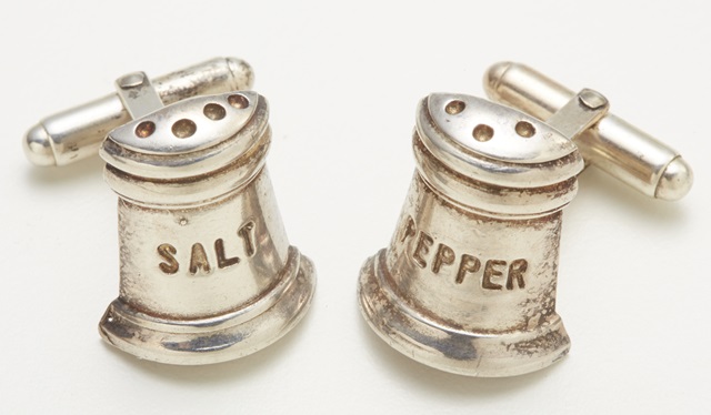 10 Camicia e gonna “Uova fritte” . Tanju Baba can, Turch ia. Freid Egg Collection spring - summer 2013 1 1 Spilla uva . Inghilterra 1880 circa. Ghiaietto e rame. Collezione Demaldè, Milano 1 2 Gemelli sale e pepe . Usa 1950 - 1960. Argento 925. Collezione Demaldè, Milano