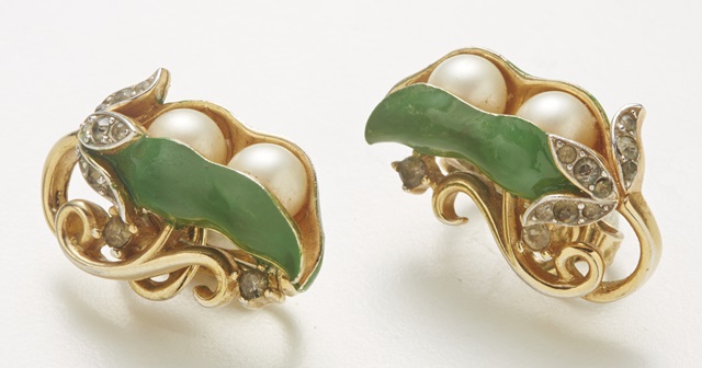 Orecchini “pisello nel baccello” firmati “Trifari”,USA 1960, in metallo placcato oro, smalto, perle simulate e strass. Collezio ne Demaldé, Milano
