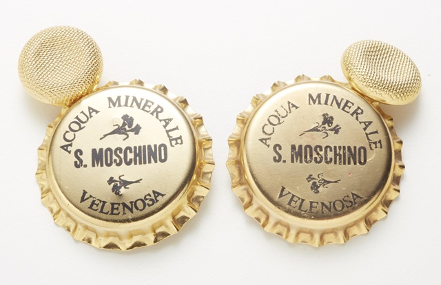 Gemelli Acqua San Moschino. Moschino, Italia anni Ottanta. Ottone placcato oro. Collezione De maldè, Milano.