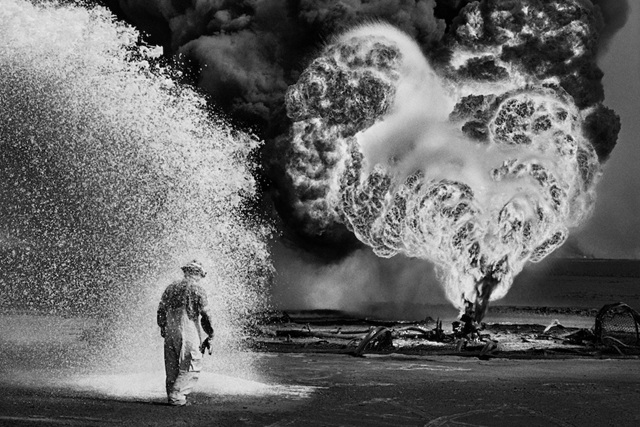 Sebastião Salgado_Fireball, Greater Burhan Oil Field, Kuwait, 1991, copyright Sebastião Salgado