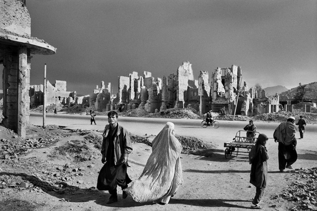 Sebastiao-Salgado_The-once-prestigious-Jade-Maiwan-Avenue-Kabul-Afghanistan-1996-copyright-Sebastiao-Salgado