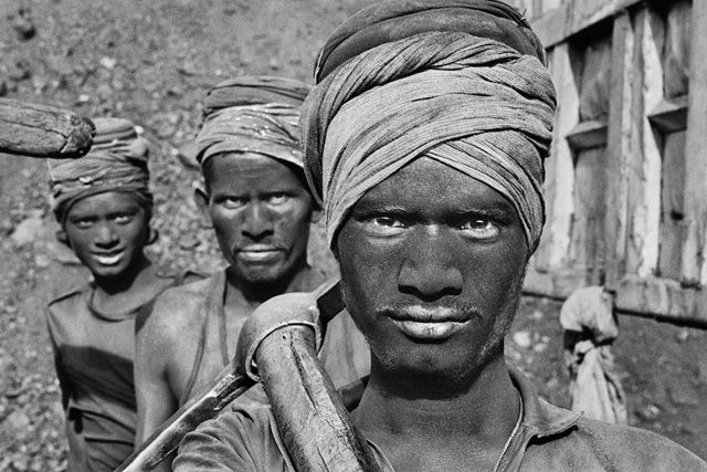 Sebastião Salgado, Workers emerging from a coal mine, Dhanbad, Bihar State, India, 1989, copyright Sebastião Salgado