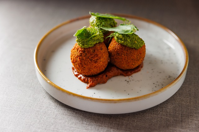 PROLOCO TRASTEVERE Polpetta di bollito su ristretto di sugo di coda e salsa verde