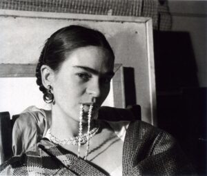 Lucienne-Bloch_Frida-morde-la-sua-collana_1933-1
